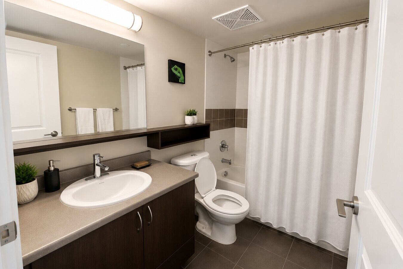 Ein modernes Badezimmer mit Doppelwaschbecken, Toilette und Duschbereich.