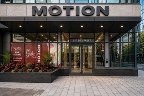 Ein modernes Gebäude mit Glasfassade und einem Schild mit der Aufschrift 'MOTION' am Eingang.