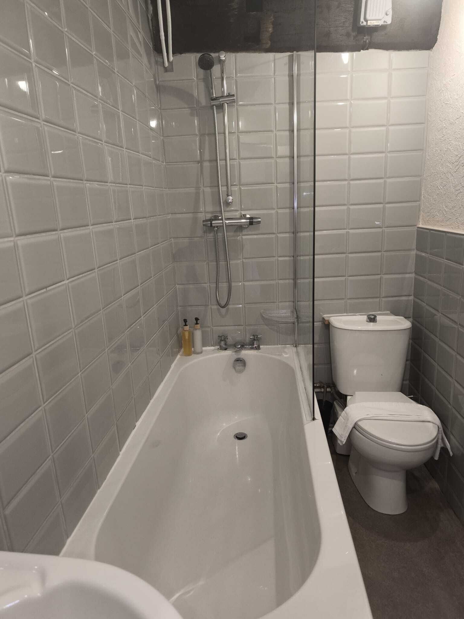 Comfort Double Room, City View | Bathroom | Hair dryer, towels, shampoo, toilet paper