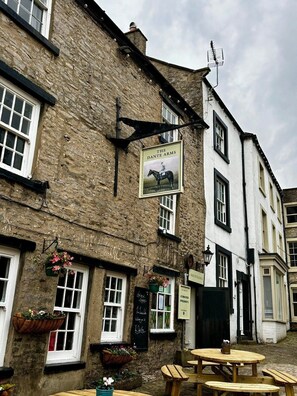 Outdoor dining - The Dante Arms (Middleham)