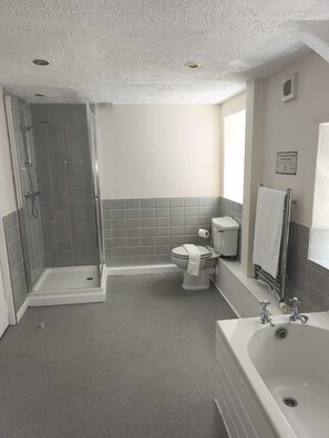 Bathroom - The Dante Arms (Middleham)