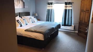 Superior Twin Room | Desk, WiFi (free), bed sheets