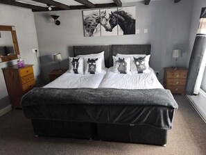 Desk, WiFi (free) - The Dante Arms (Middleham)