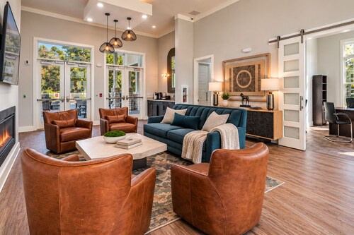 2BR Suite w/ POOL, PICKLEBALL, GAMES, GYM, COLD PLUNGE, SAUNA,