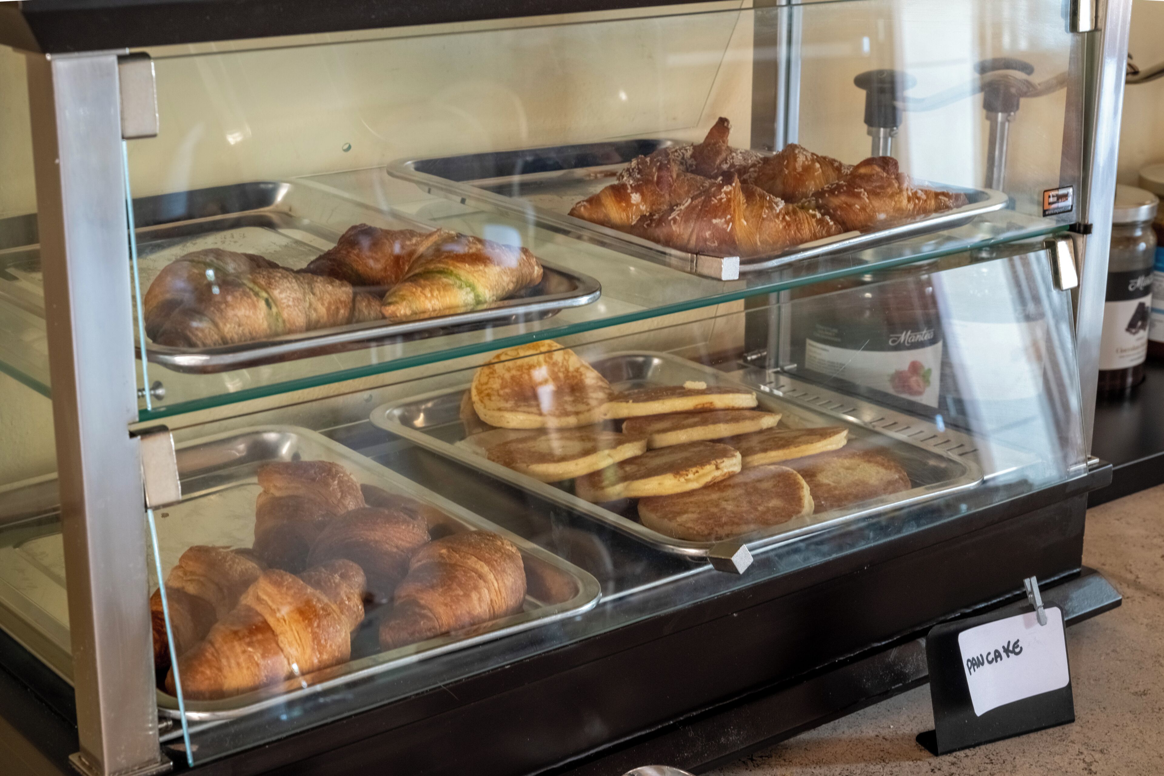 Eine Bäckereiauslage mit verschiedenen Backwaren.