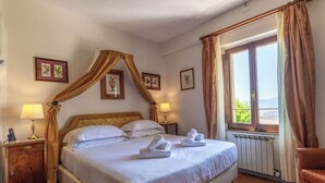 Suite, vue sur la colline | Coffre-fort, accès au Wi-Fi (inclus)