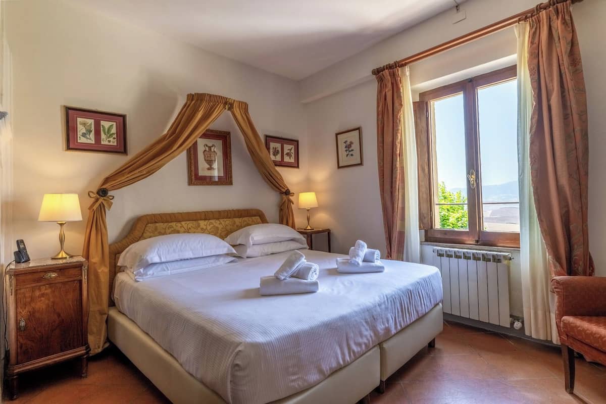 Suite, uitzicht op heuvels | Een kluis op de kamer, gratis wifi