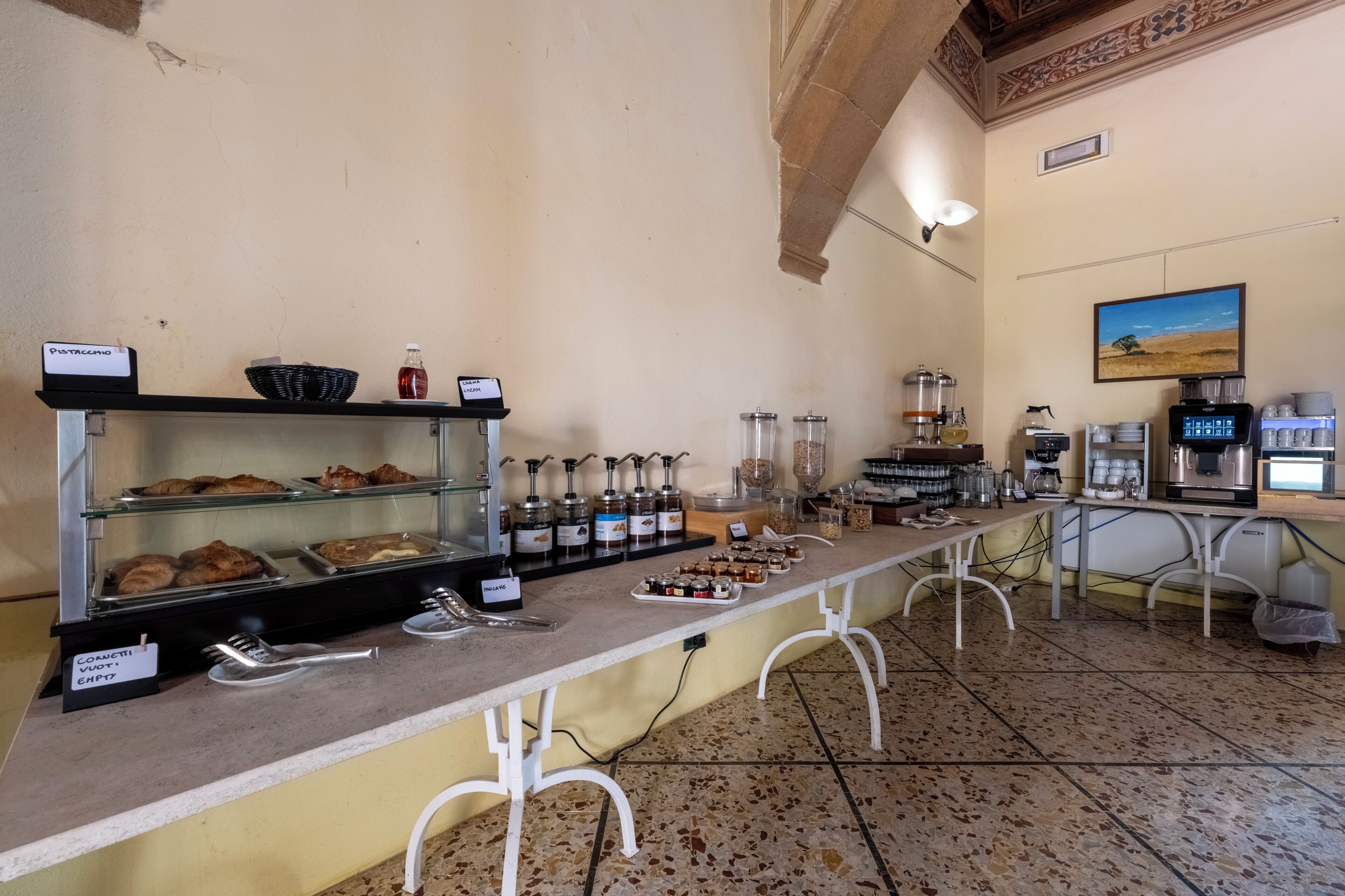Un'area buffet con diversi cibi e condimenti.