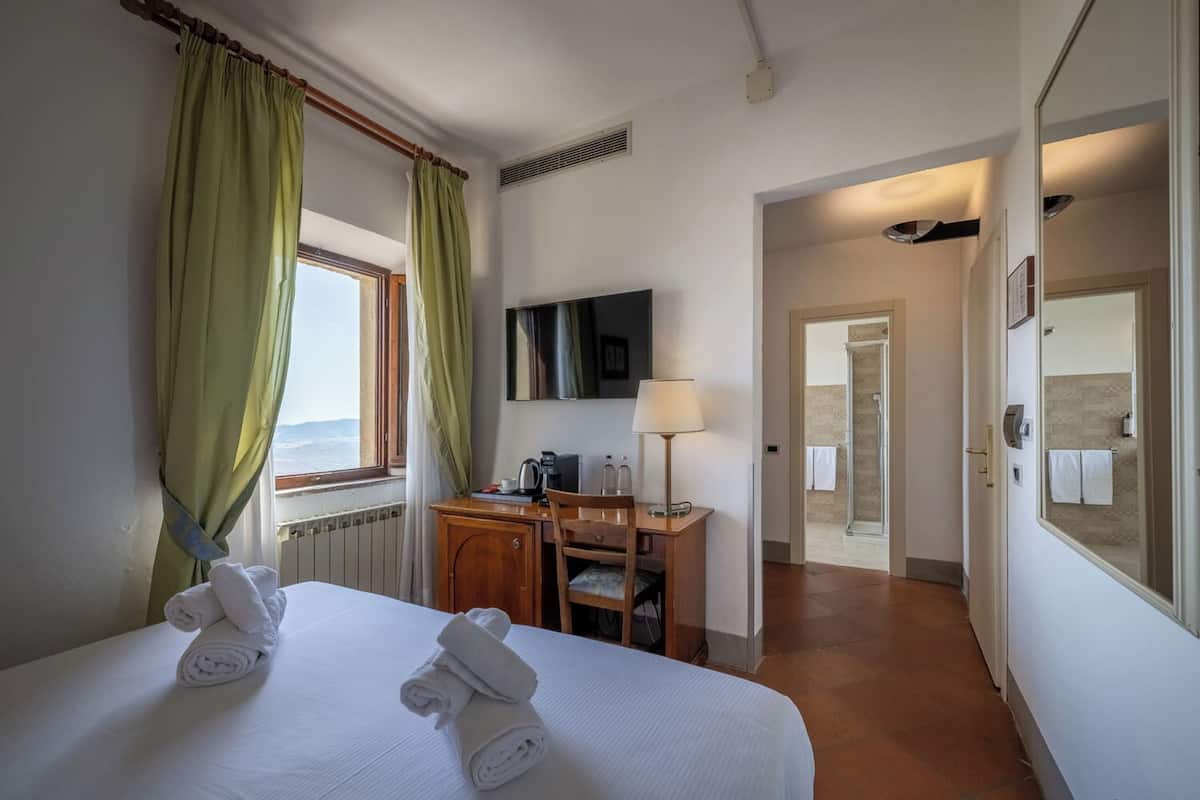 Deluxe driepersoonskamer | Een kluis op de kamer, gratis wifi