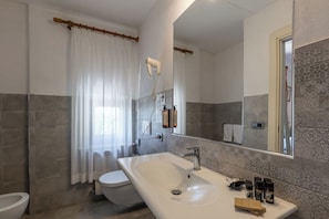 Suite, uitzicht op heuvels | Badkamer | Gratis toiletartikelen, een haardroger, pantoffels, handdoeken