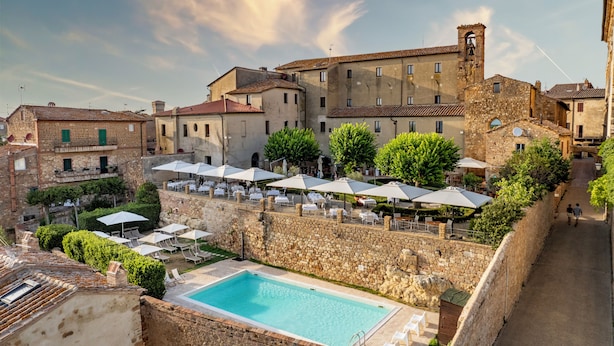 Piscine extérieure en saison, parasols, chaises longues