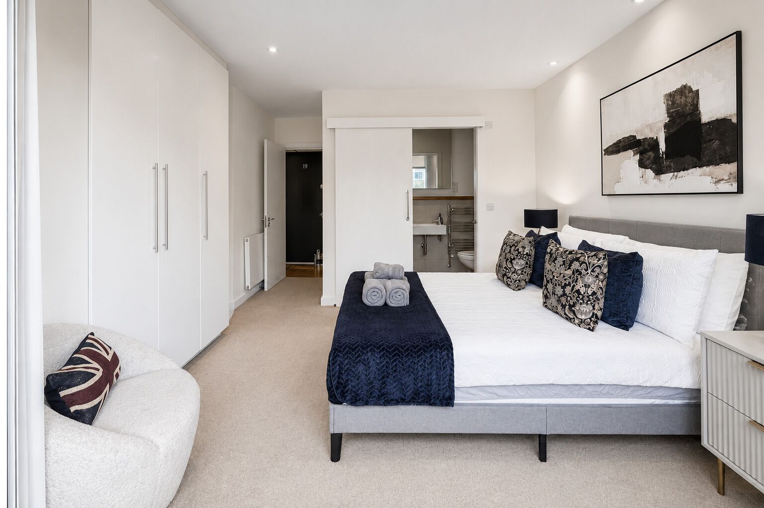 Bedroom 1 w/ double bed & ensuite bathroom - 2BR flat in Angel near King's Cross