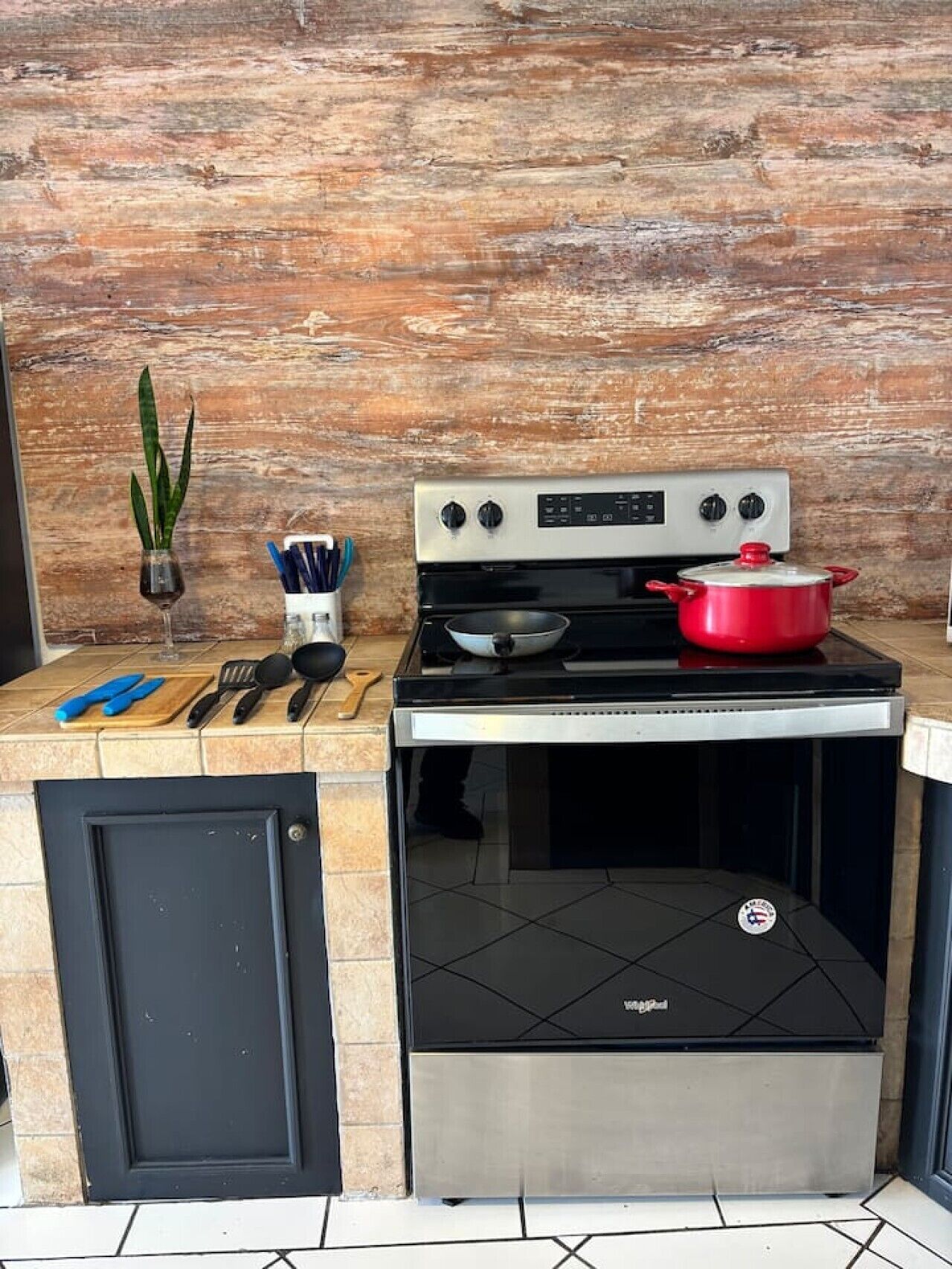 Cafetière/bouilloire, réfrigérateur, micro-ondes, plaque de cuisson