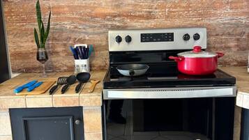 Cafetière/bouilloire, réfrigérateur, micro-ondes, plaque de cuisson
