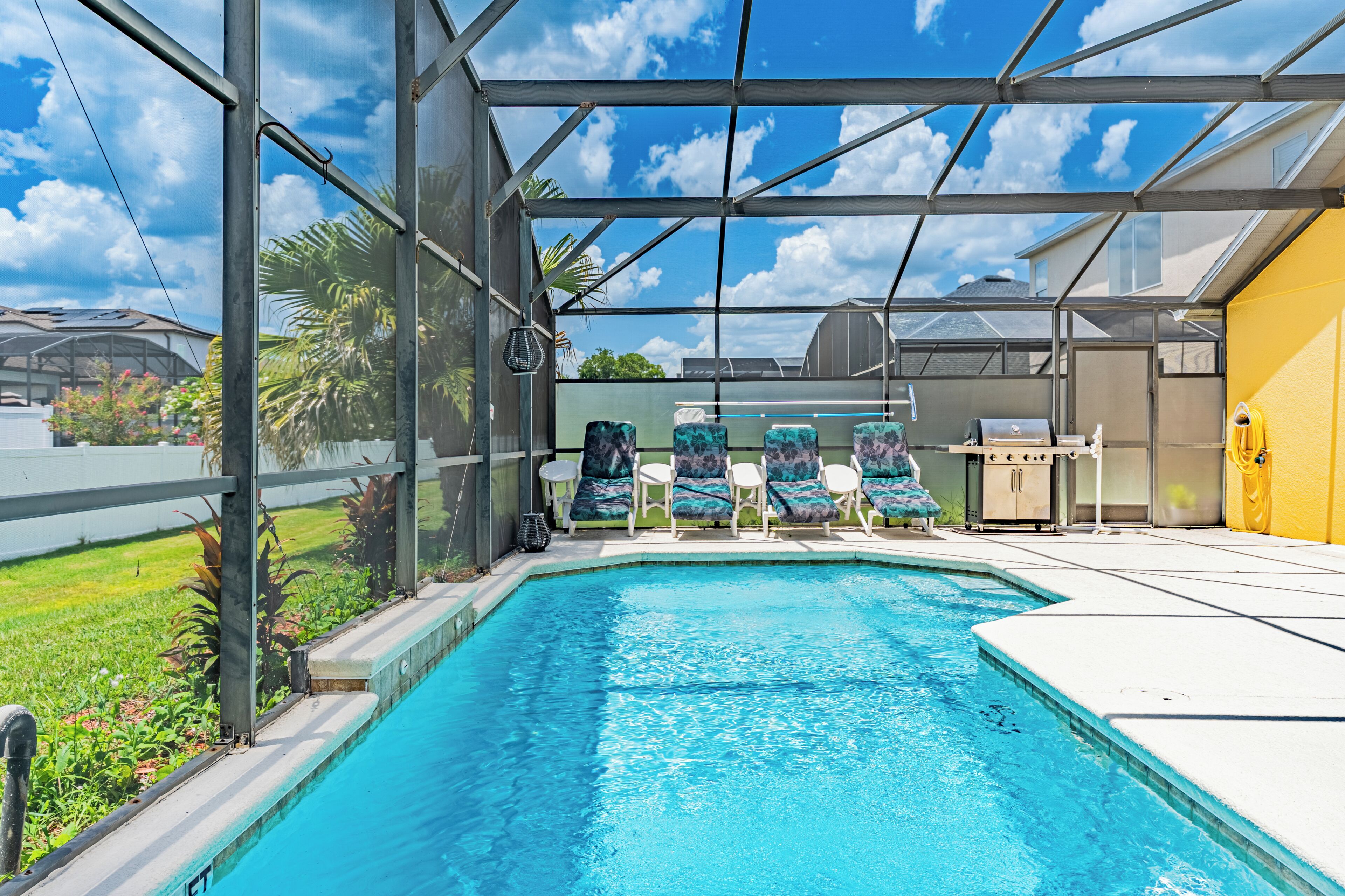 Piscine extérieure, parasols, chaises longues