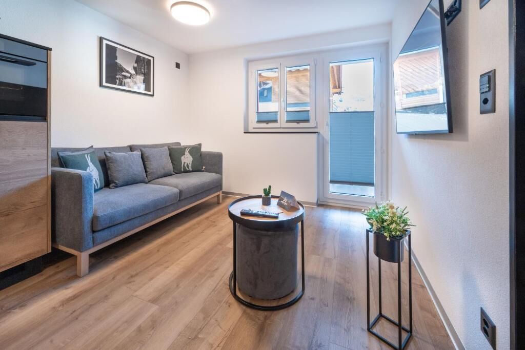 Apartamento, sacada, vista para a montanha | Área de estar