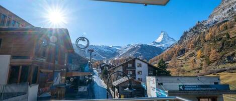 Appartement, balcon, vue montagne | Enceinte de l’hébergement