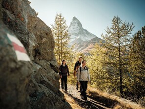 A group of people hiking on a rocky trail with a mountain in the background. - Apartment Bergliebe (Zermatt)