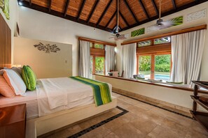 Une chambre d’hôtel avec un lit, un bureau et une vue sur l’extérieur.