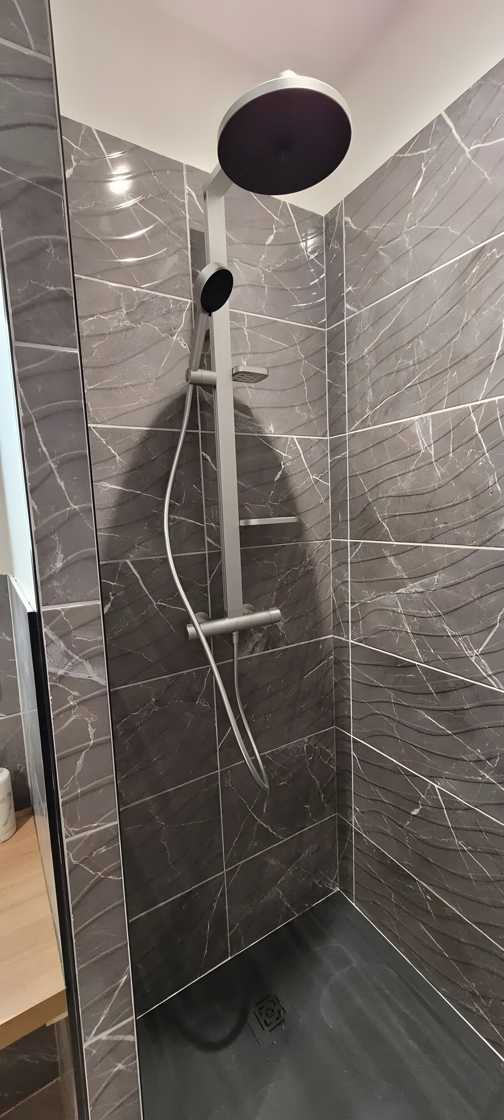 Douche, sèche-cheveux, serviettes fournies