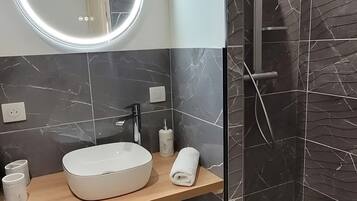 Douche, sèche-cheveux, serviettes fournies