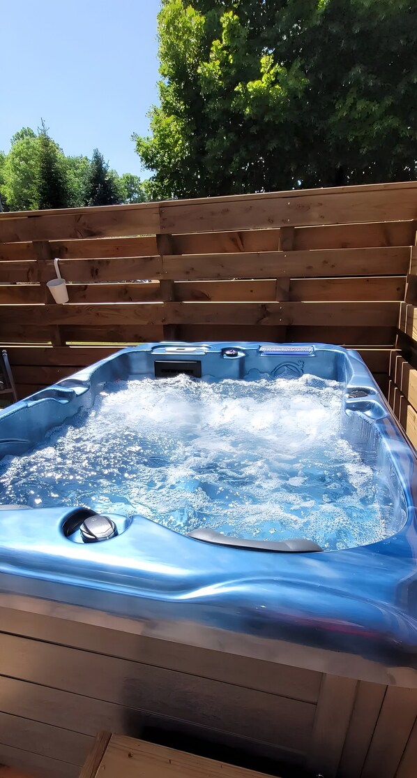 Ein Whirlpool mit umlaufender Holzterrasse.