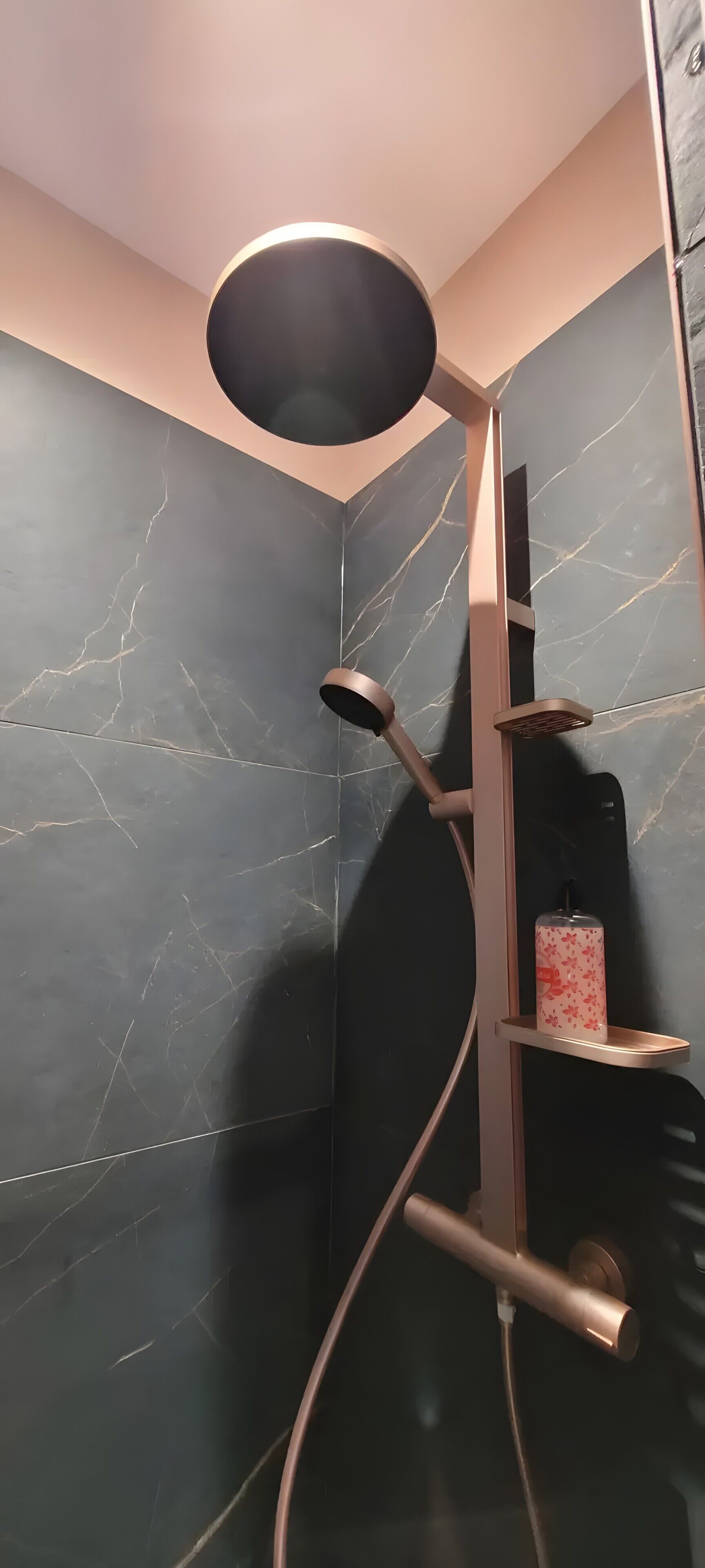 Douche, sèche-cheveux, serviettes fournies
