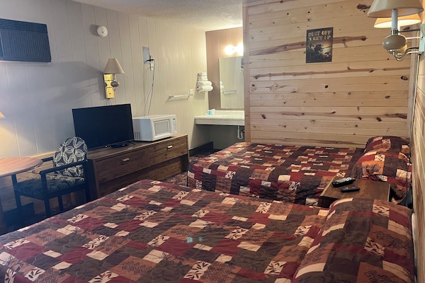 Basic Single Room | Desk, laptop workspace, WiFi (free)