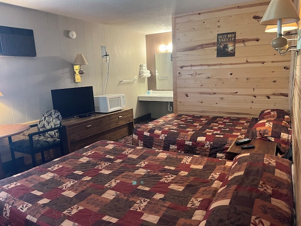 Basic Single Room | Desk, laptop workspace, WiFi (free)