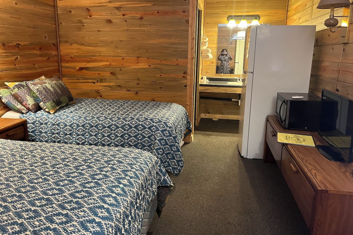Basic Single Room | Desk, laptop workspace, WiFi (free)