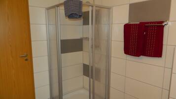 Dusche, Haartrockner, Handtücher