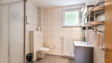 Dusche, Haartrockner, Handtücher