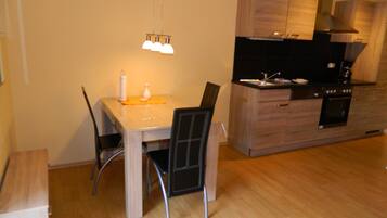 Kaffe- och tebryggare, kylskåp, ugn och spishäll