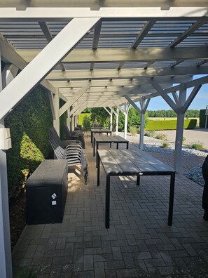 Outdoor dining - Apartment 'Fewotraum Müritz Möwe 1' with Private Terrace and Wi-Fi (Röbel)