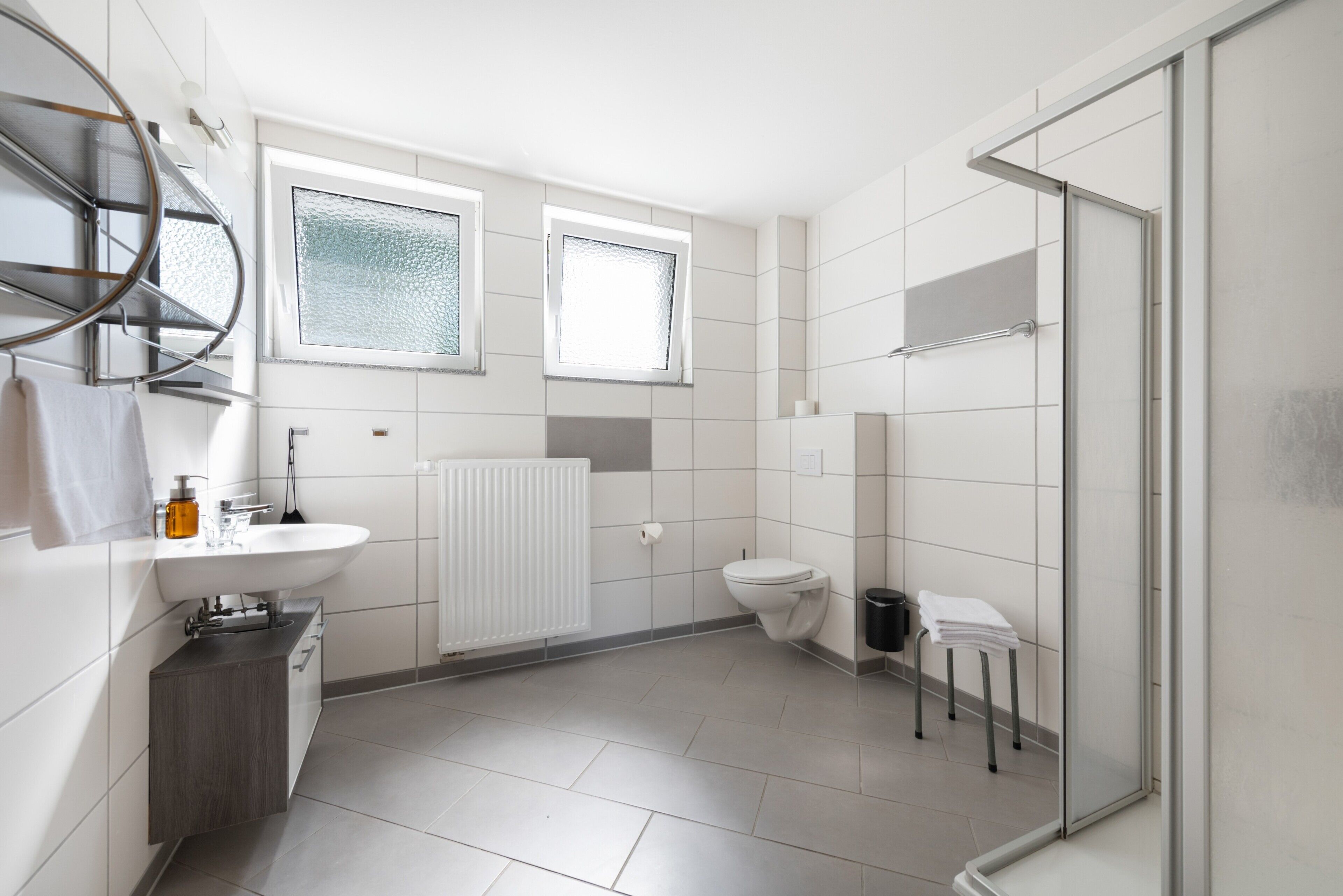 Dusche, Haartrockner, Handtücher