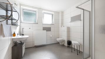 Dusche, Haartrockner, Handtücher