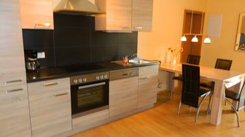 Coffee/tea maker, fridge, oven, stovetop