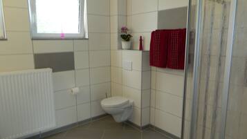 Een douche, een haardroger, handdoeken