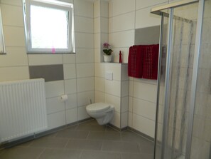 Een douche, een haardroger, handdoeken
