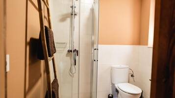 Ducha, secador de pelo y toallas