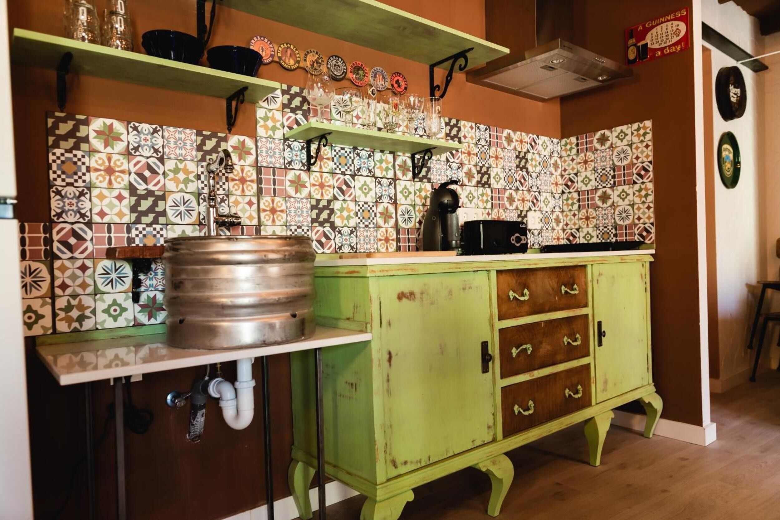 Frigorífico, microondas, placa de cocina y tostadora