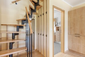 Une cuisine moderne avec des meubles en bois, un four encastré et un plan de travail doté d’un évier.