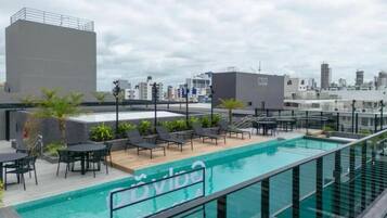 Estudio | Piscina | Una piscina al aire libre
