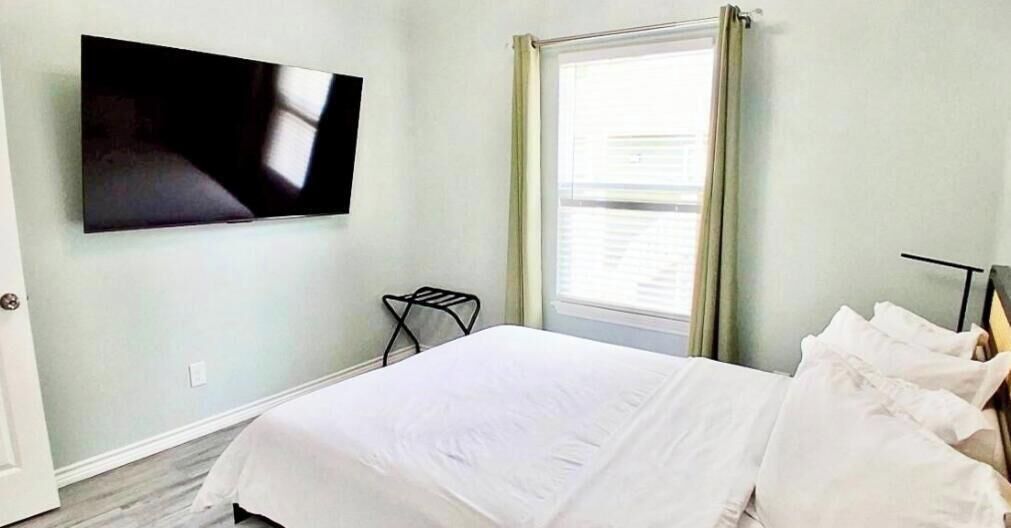 2 bedrooms, desk, WiFi (free), bed sheets