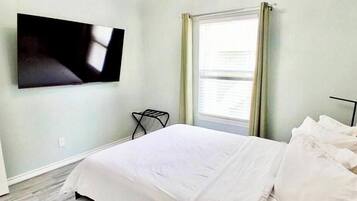 2 bedrooms, desk, WiFi (free), bed sheets