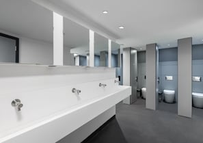 Dormitorio compartido, dormitorio mixto | Baño