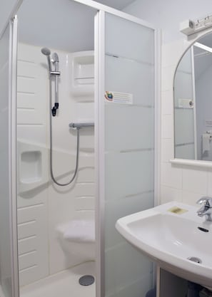 Standard Room, Lake View | Bathroom - Logis Hôtel Auberge de la Gabrière  (Lingé)