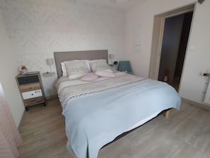 WiFi, bed sheets - "Millet" Room - Between Sea and Countryside (La Hague)