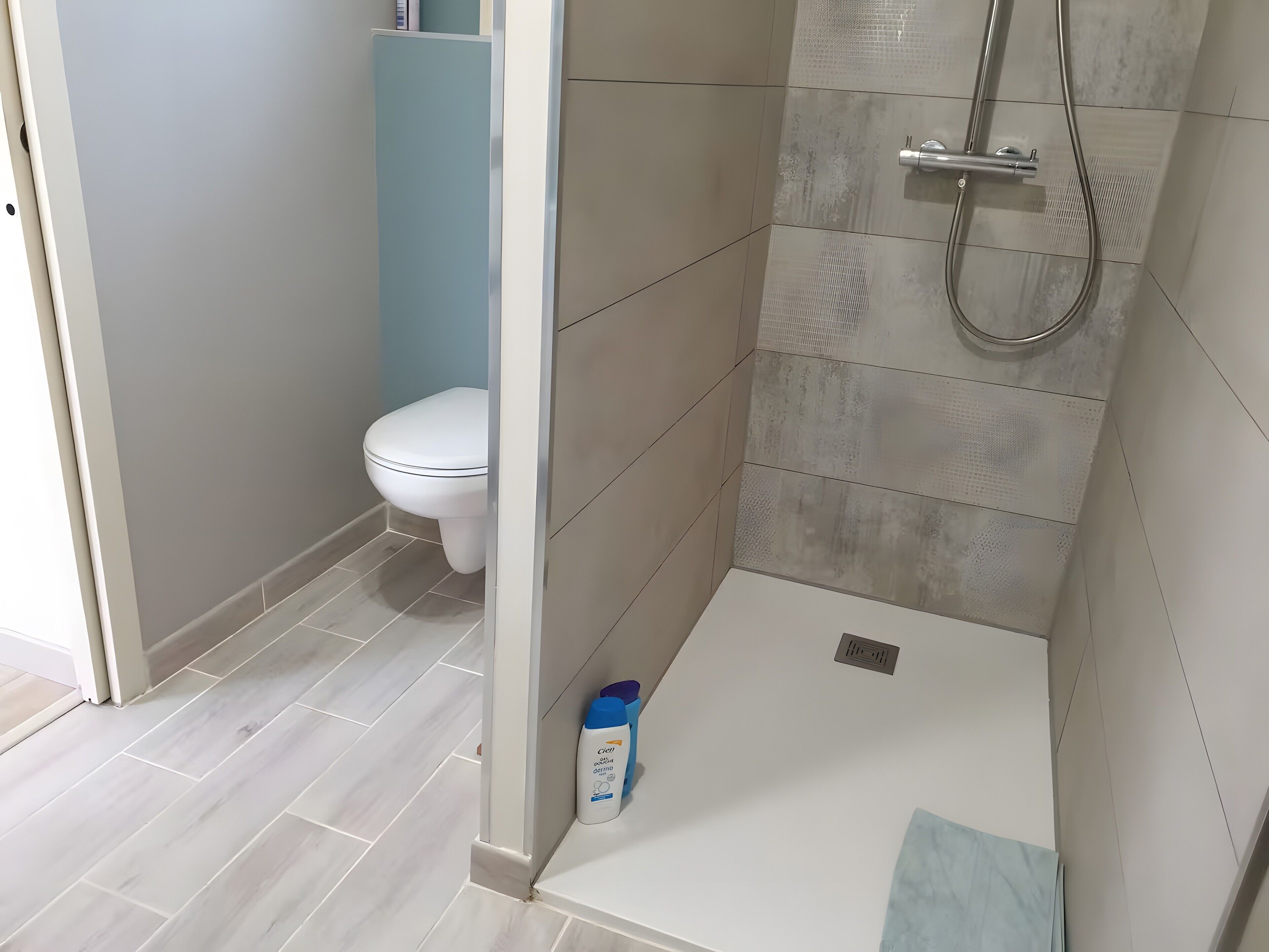 Een douche, een haardroger, handdoeken