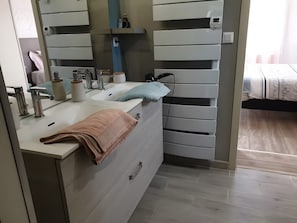 Shower, hair dryer, towels - "Millet" Room - Between Sea and Countryside (La Hague)